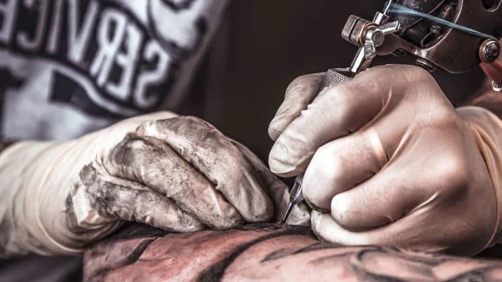 Angret du tatoveringen din? Opplev den kunstneriske flukten: En omfattende guiden til tatoveringsfjerning hos Viaticum Gallery